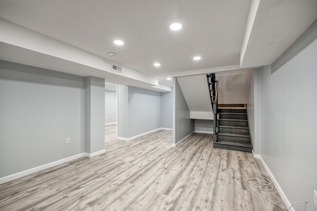 Building Photo - Grand Ave Duplex