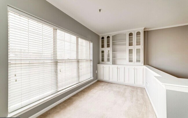 Building Photo - 1100 Quaker Hill Dr