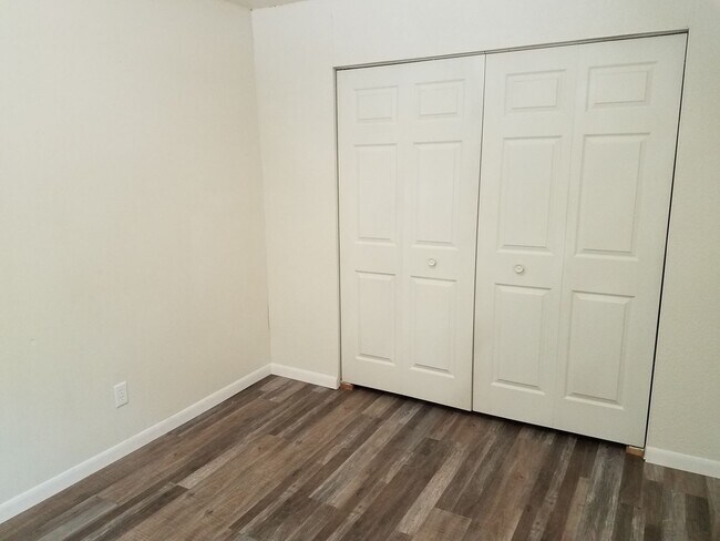 Building Photo - 1745 La Cres St