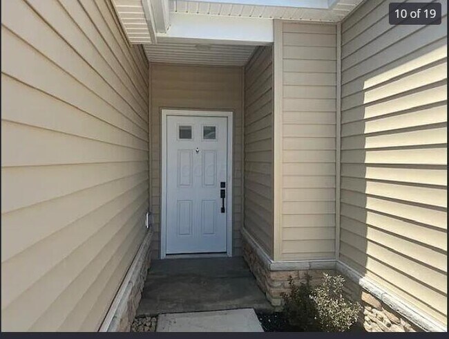 Primary Photo - 566 Rochdale Run