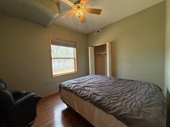 Building Photo - 2 bed 2 bath Triplex unit located by the M...