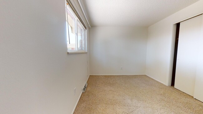 Building Photo - 2 bd 1ba duplex in Longmont!