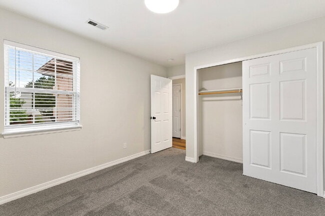 Building Photo - Updated Townhome with Views – Minutes to P...