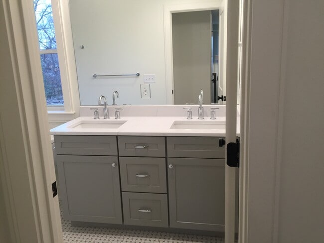 Building Photo - 1207 Sweetbriar Ave