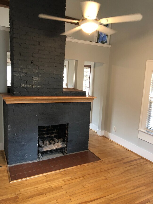 Building Photo - 3bd/2ba w/ Large Front Porch & Backyard in Grant Park!!