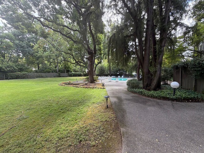 Building Photo - 3 bedroom | 2 bathroom | 4th floor condo in East Sacramento