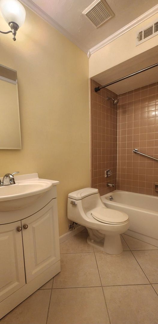 Building Photo - 2/2 in Timberway II!