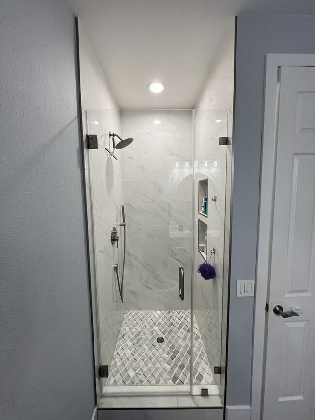 Building Photo - Amazingly Remodeled 4 Bed 4 Bath Luxury Home in North Orange with Solar!