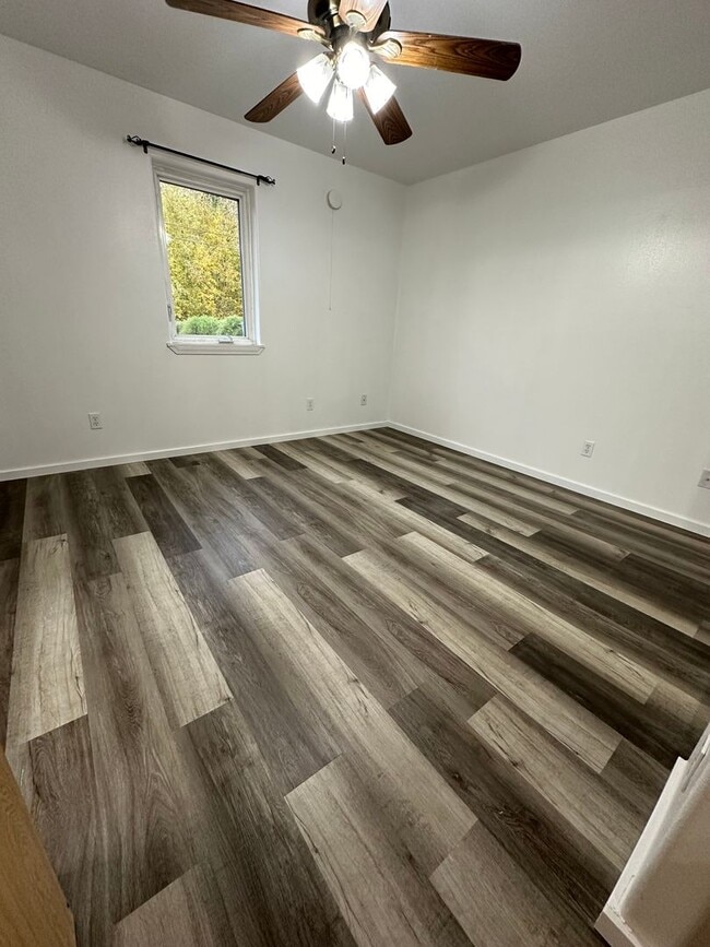 Building Photo - 2 bd, 2 bath, 2 car garage home in North Pole!