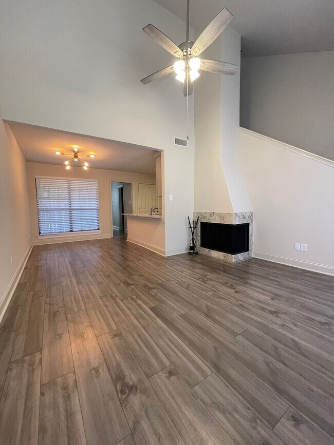 Building Photo - 2 bedroom, 2 bathroom, covered parking, Fireplace, Pool