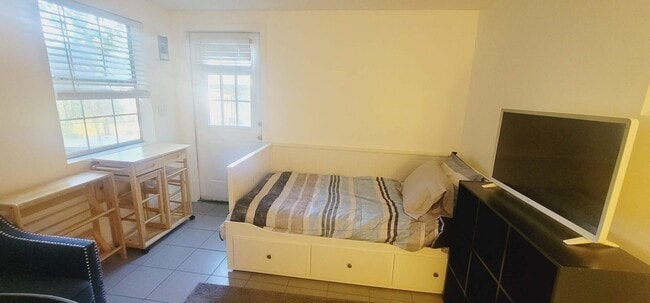 Building Photo - MIDTOWN Furnished Cottage W/ Utilities, Wi...