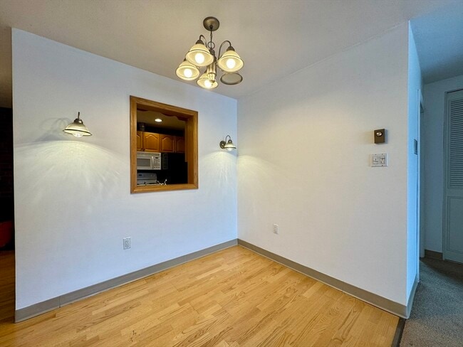 Building Photo - 25 Greentree Ln