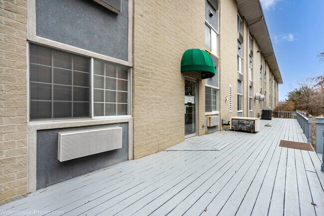 Building Photo - 3305 Sunset Ave