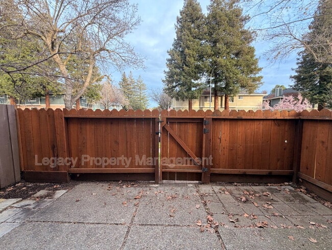 Building Photo - 1427 Bel Air Dr