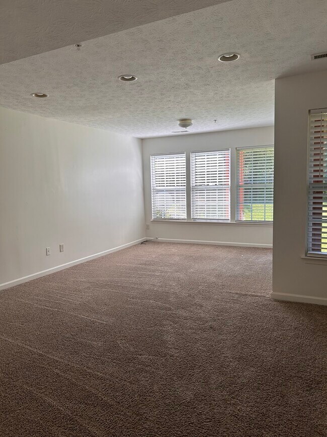 Building Photo - 306 Kestrel Dr