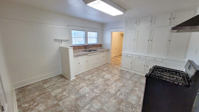 Building Photo - Vacancy at Whittier Duplex!
