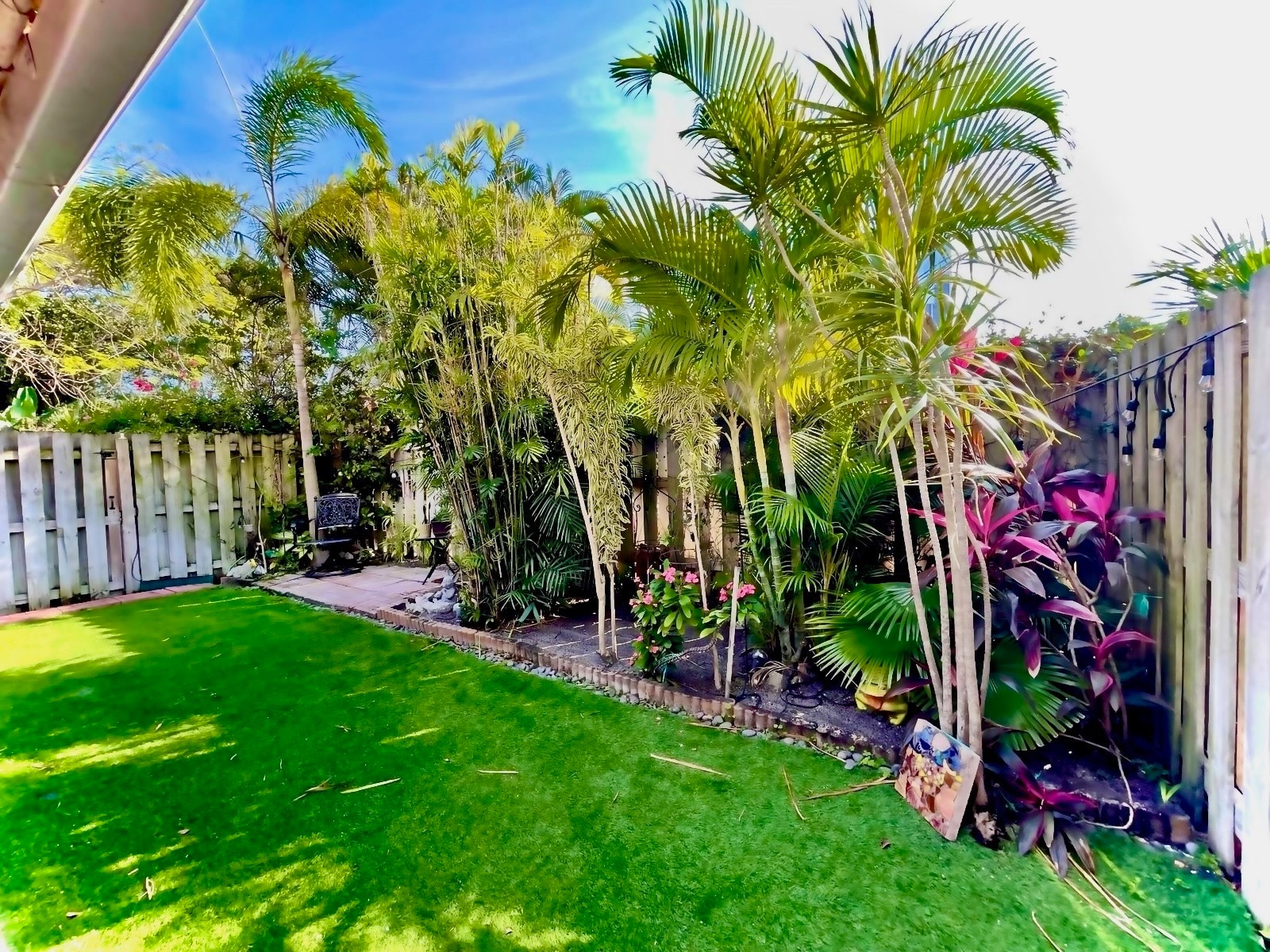 Building Photo - 1800 Embassy Dr