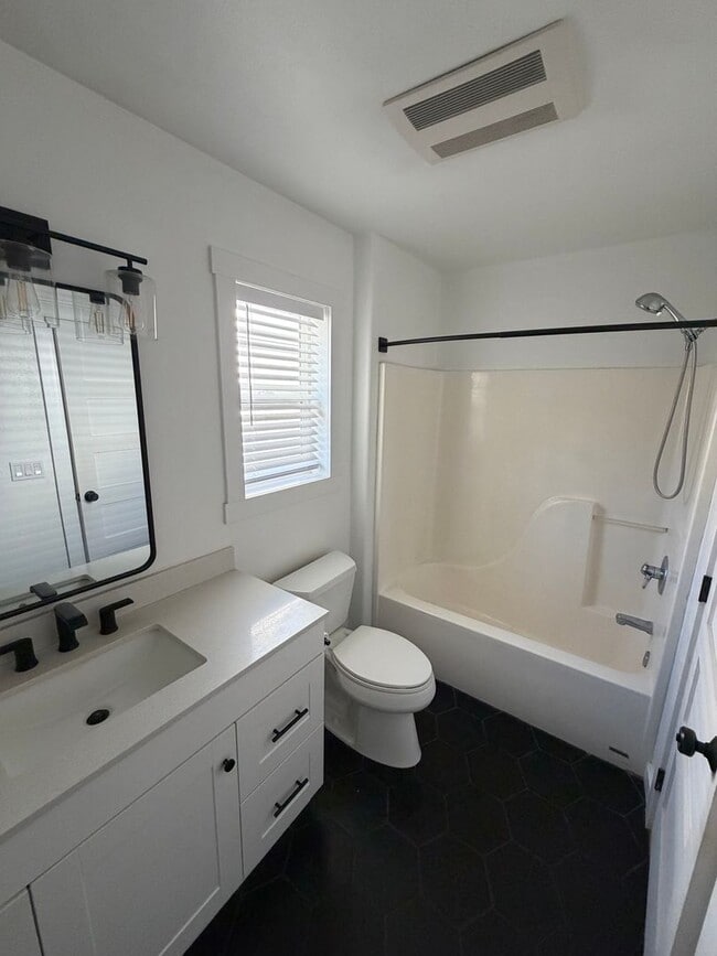 Building Photo - Cozy Two Bedroom Home Tucked Away in Newberg