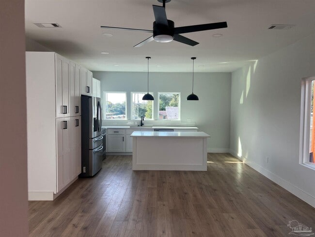 Building Photo - 305 N Pace Blvd