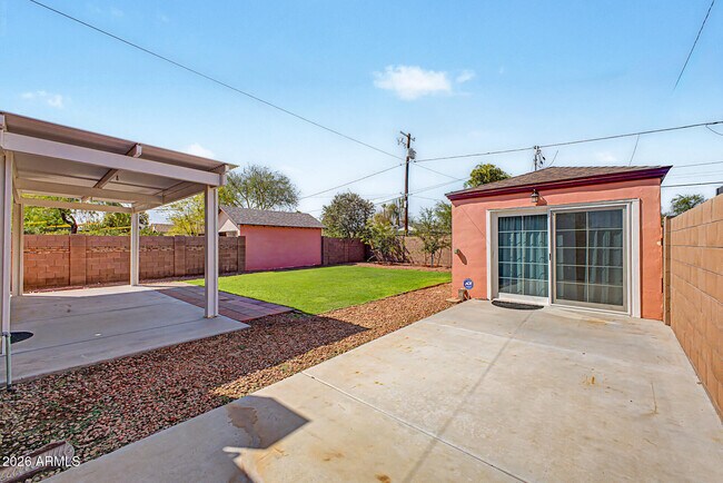Building Photo - 1326 E Palm Ln