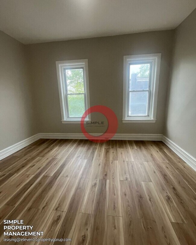 Building Photo - Massive 5 bedroom 1 bath house with fence in yard