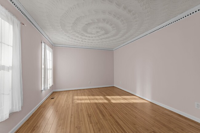 Building Photo - 832 Chalbourne Dr