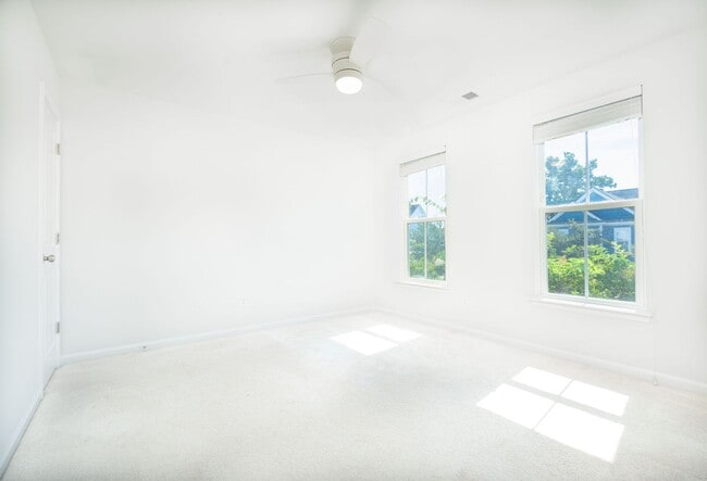 Building Photo - Spacious Living in the Heart of West Ashley