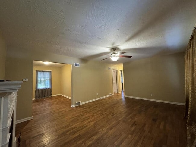 Building Photo - 2328 E Manchester St