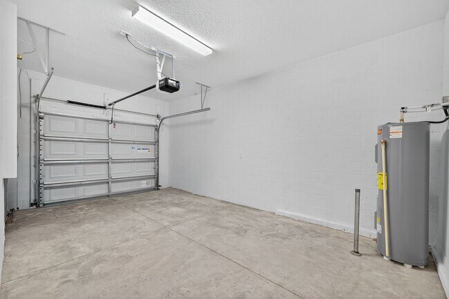 Building Photo - New 3 Bed Townhouse!