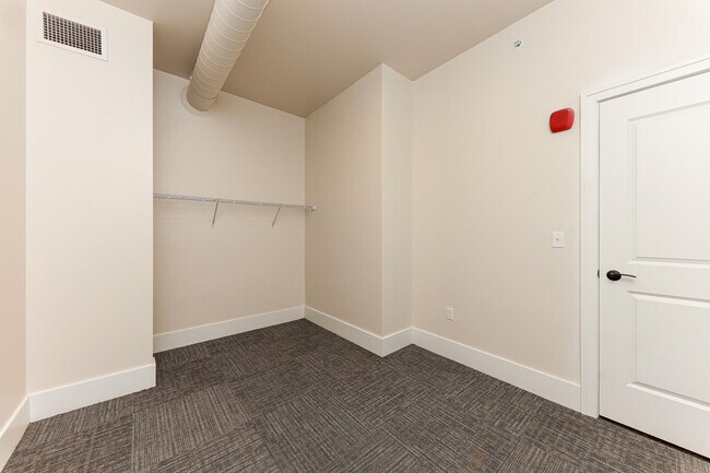 Building Photo - 400 N River St