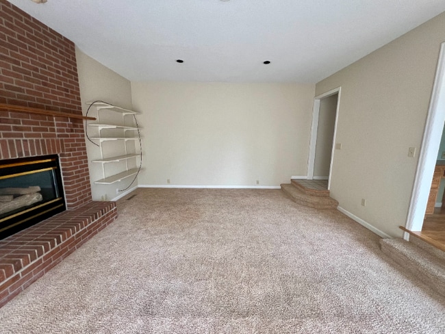 Building Photo - Spacious 4-Bed Retreat with Guest Suite & Fireplace