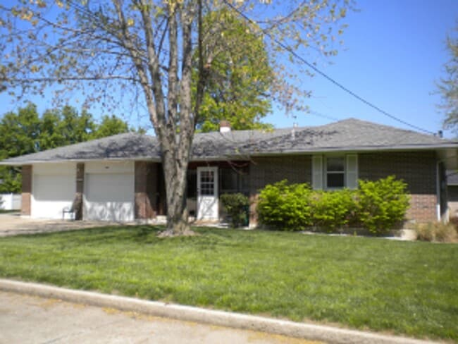 Primary Photo - Spacious 3-Bedroom Home with Bonus Rooms i...