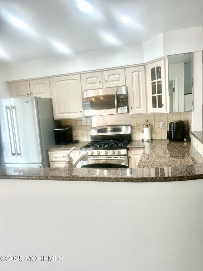 Building Photo - 5 Sea Breeze Ct