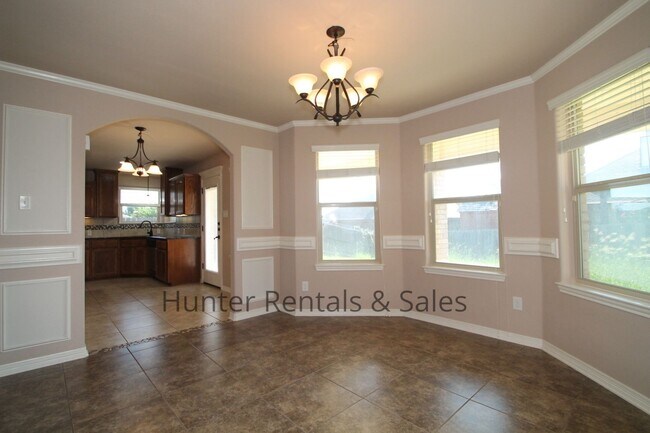 Building Photo - Evergreen Estates Beauty!
