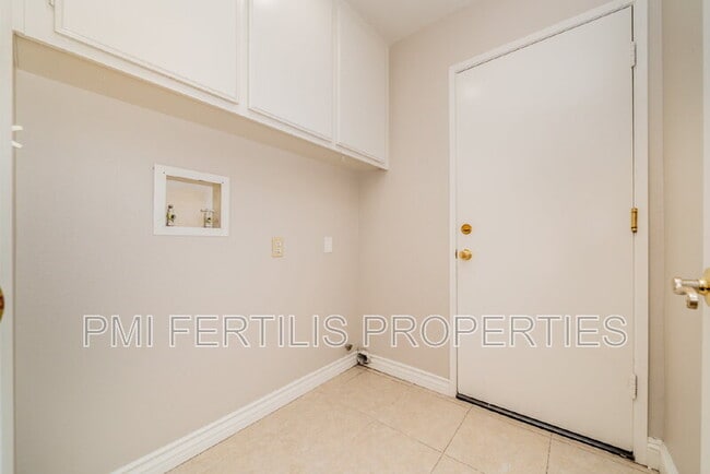 Building Photo - 1229 Hibiscus St