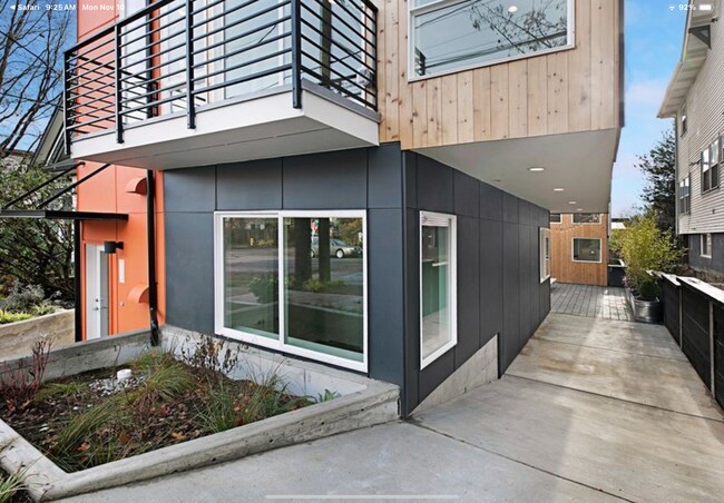 Building Photo - Gorgeous Townhome in Sunny Judkins Park-2515A E. Yesler - $3000