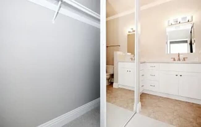 Building Photo - 10921 Sabre Hill Dr