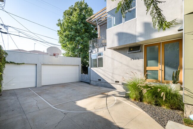 Building Photo - 1513 S Orange Grove Ave