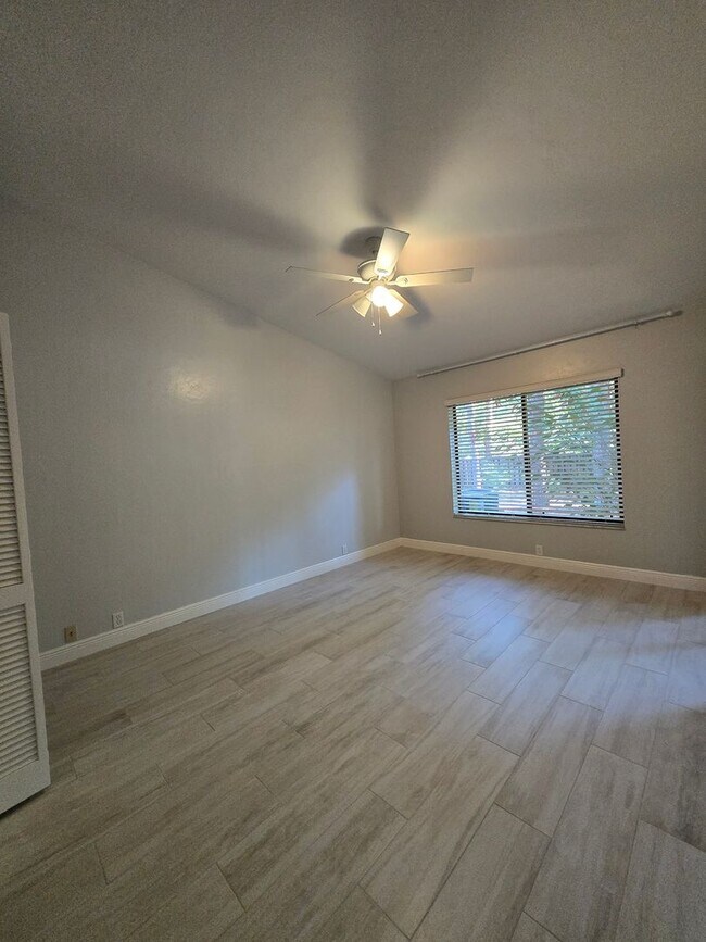Building Photo - Beautiful and spacious remodeled unit