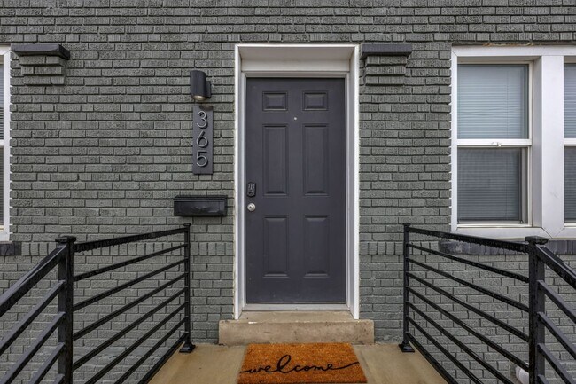 Building Photo - Modern 2BR Townhouse Walk to Downtown All Utilities Included