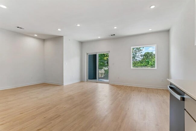 Building Photo - 100 Mockingbird Ln W