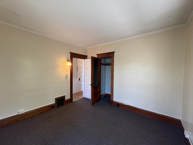 Building Photo - 48 Monroe St