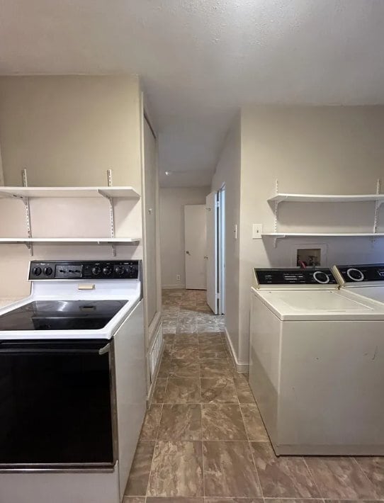 Building Photo - 208 W 1st St