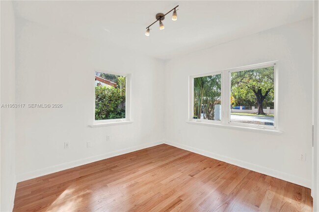 Building Photo - 527 SW 20th Rd