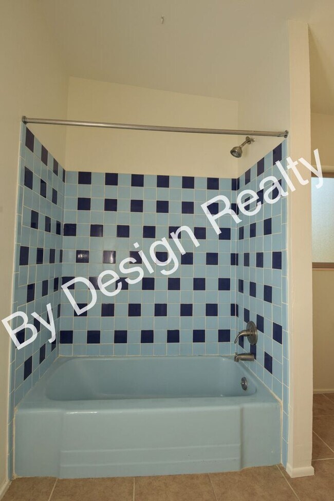 Building Photo - Spacious 3 Bed 2 Bath Eastside Home w/Huge Yard & Fireplace