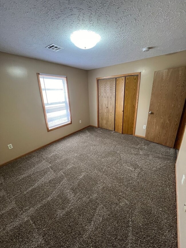 Building Photo - 222-222 W Home St