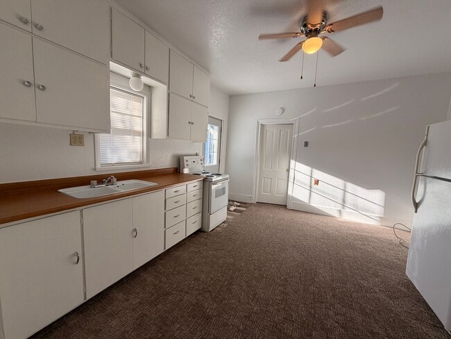 Building Photo - 700 N 5th St