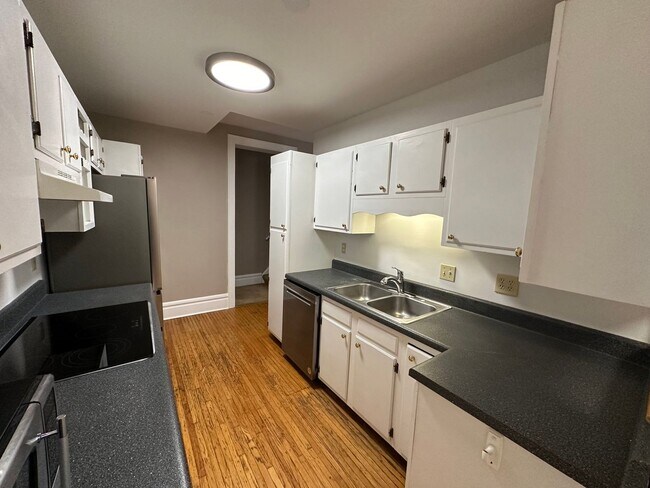 Building Photo - Neil Ave 839-843 CR