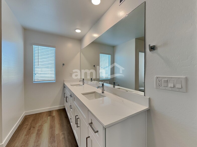 Building Photo - 9715 W Parkway Dr