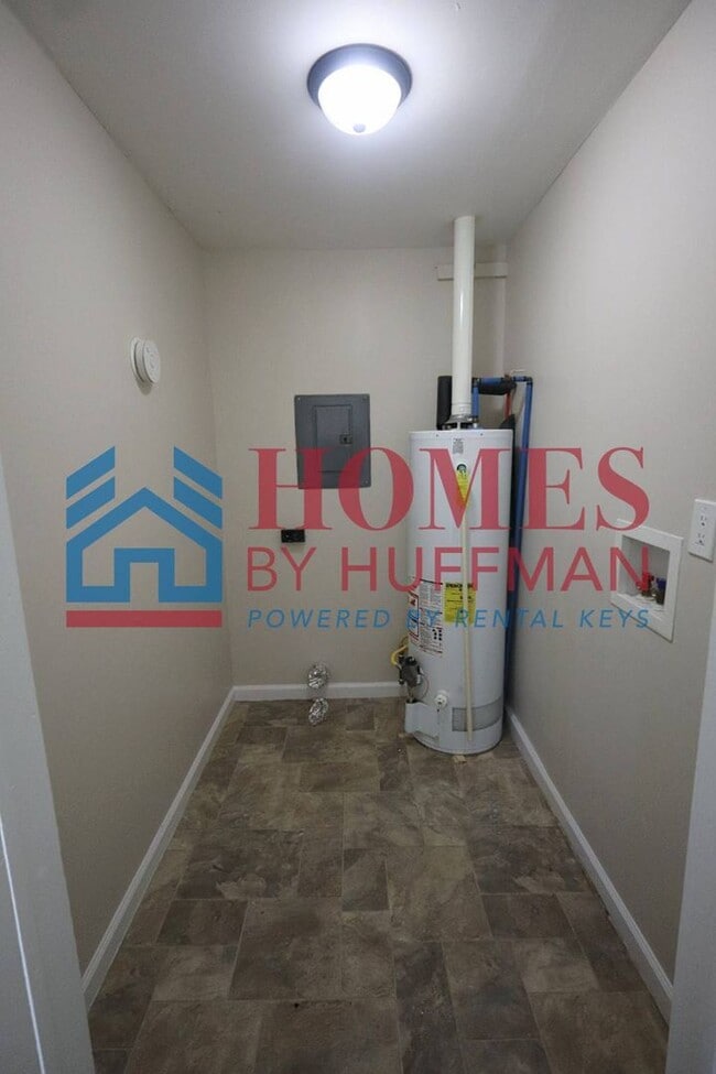 Building Photo - Two Bedroom House | Move in Ready